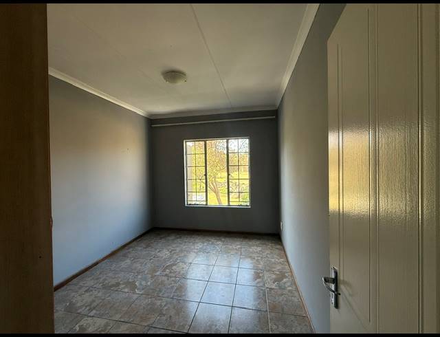 3 BEDROOM FLAT FOR SALE IN CASTLEVIEW